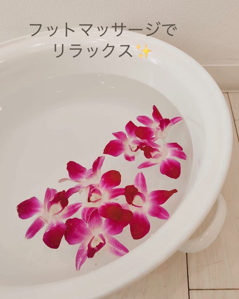 ..足が疲れやすい方、むくみが気になる方に️【フット＆レッグ】ひざまわりやふくらはぎ、足裏までケア約40分①フットバス温めることでめぐりを良くします②レッグケア(裏面)ふくらはぎを中心にケア③レッグケア(前面)ひざまわりを中心にケア④ボディセラム美容成分配合1回　¥7,150 3回 ¥19,800 (¥6,600 / 1回)..