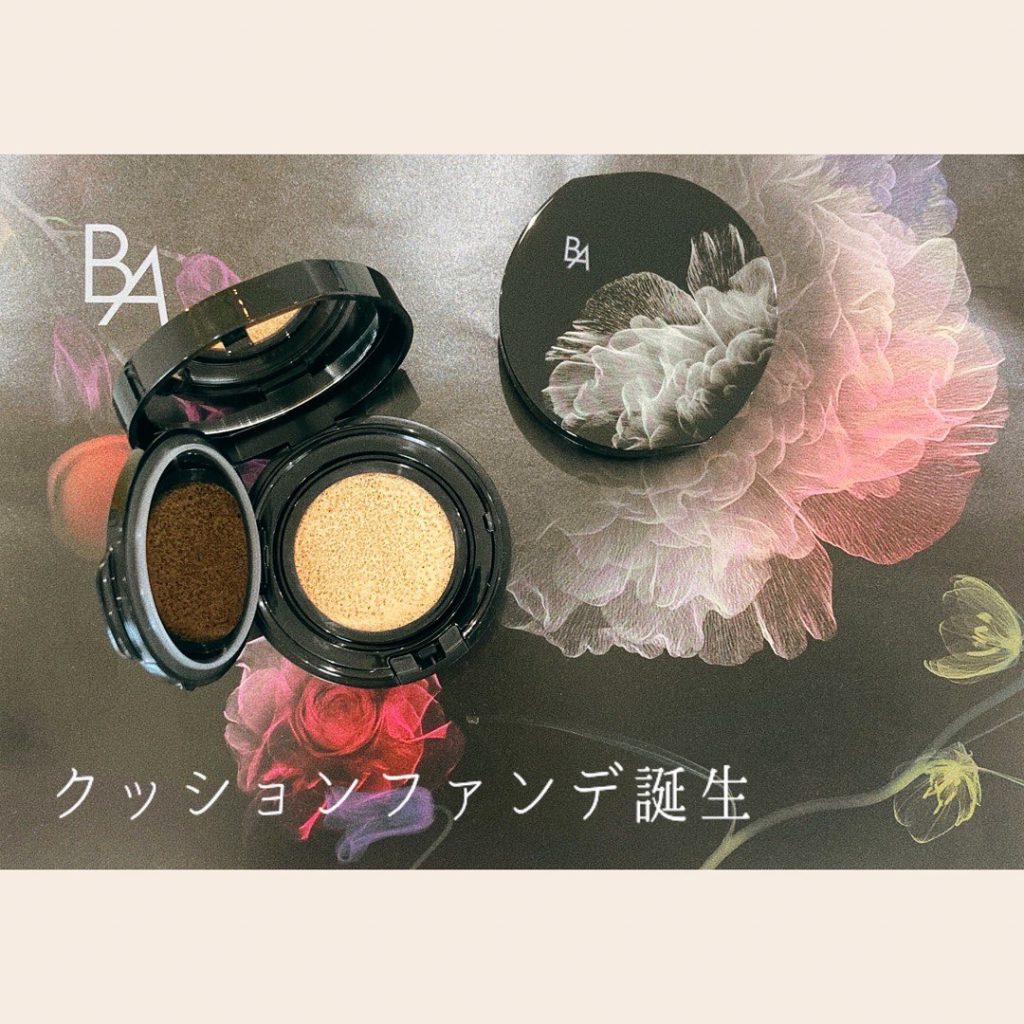 ..【B.Aセラムクッションファンデーション誕生!】今度のBAファンデーションは、いつでも どこでもうるおいを補給し 肌を育む″持ち運べるスキンケア″ を 実現しました️?BAローションで肌を満たした かのような感触均一で つるんと なめらかな水 ハリ 艶肌へ 8月1日発売 リフィル(パフ付き) ¥12,100(税込) 別売ケース ¥2,750(税込) ..