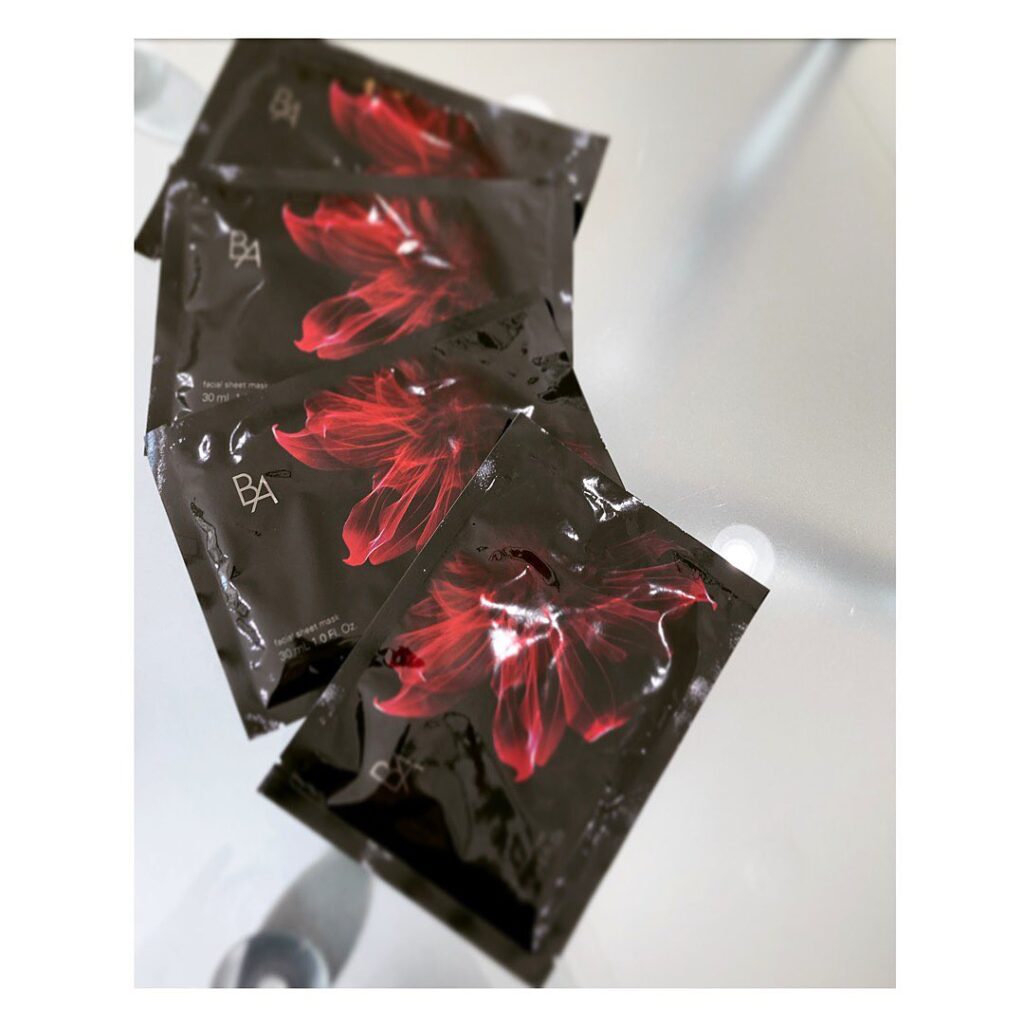..《B.Aローションマスク》プレゼント昨年の限定BOXで人気だったBAローションマスク🖤こちらの非売品マスクを4月中にBAローションor BAミルクをお買い上げの方に、1品につき1包プレゼント※上限は2品まで.ローション30mlを含んだ贅沢なマスク蜜がしたたるように肌の奥深くまで浸透潤いに満ちた肌へ.