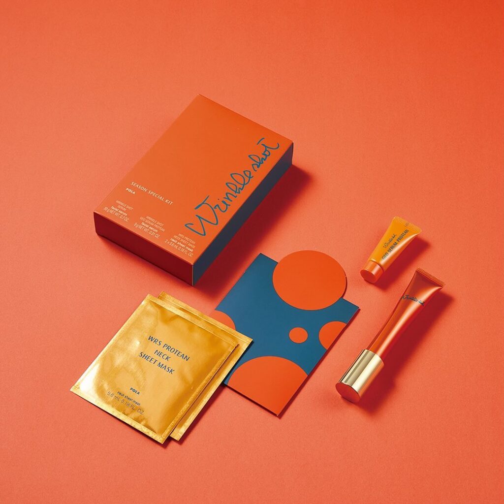 ..【リンクルショット  シーズンスペシャルキット】🧡.いつものリンクルショットにスペシャルなオマケが付いたキットが登場です🥰.︎ジオセラムプロテイン9g︎ネックシートマスク2包目玉は、なんと言っても「ネック専用のシートマスク」！首もとまで徹底ケアできるキットです夏のエイジング対策に。
