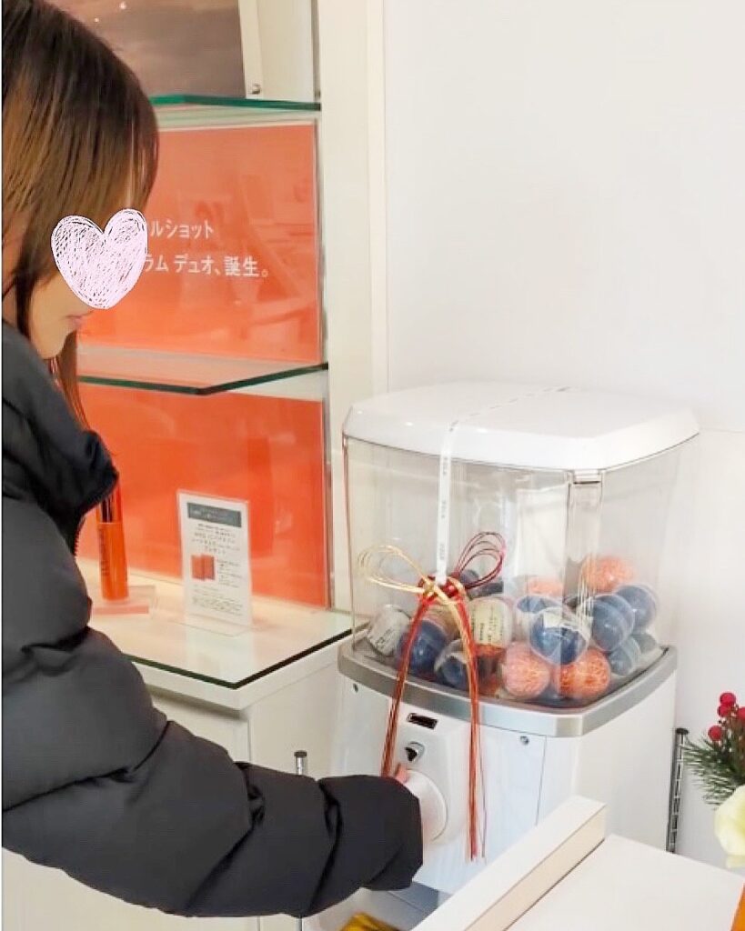 POLA高松松縄店では、1月ご来店の方にガチャおみくじをご用意🟠♪.︎ハンドトリートメントサービス︎気になるサンプルプレゼント︎肌診断いすれかが当たりますよどれを引いてもハズレなし!.2025年、幸先のいいスタートをきって下さいね🥰.