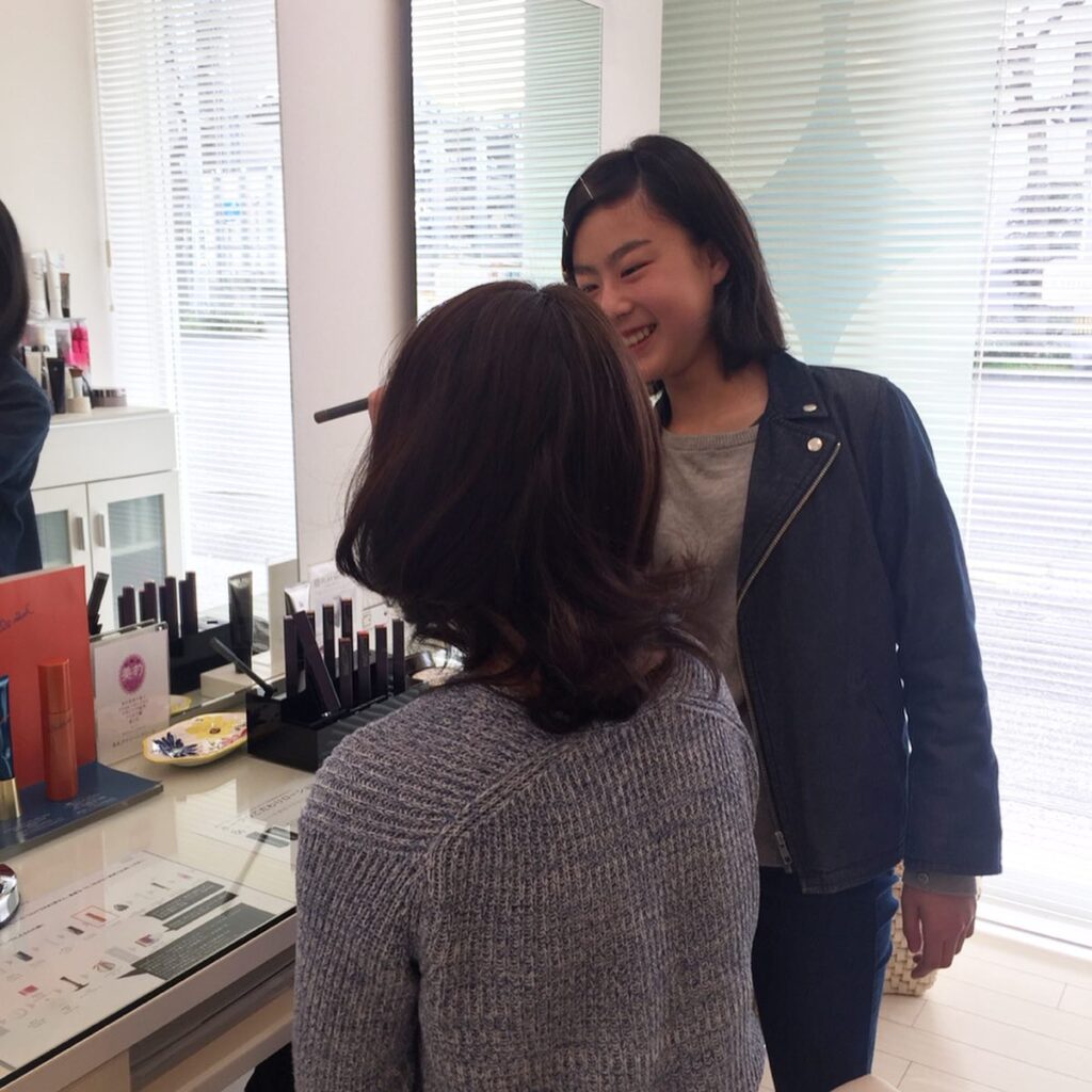親子メーク教室を開催しました!春らしくピンクのメークでますますキレイなママ️リフレッシュできたようで喜んでいただけました!ママをメークする娘ちゃんが、ニコニコとても嬉しそうでした🥰ステキな親子でした〜